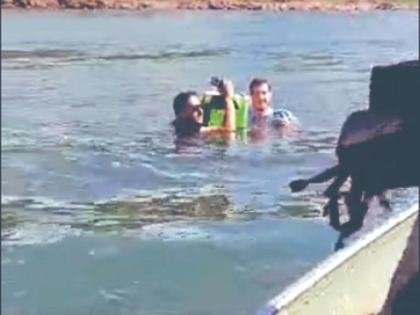 Se tumbó su canoa en medio del río y les salvó su conservadora