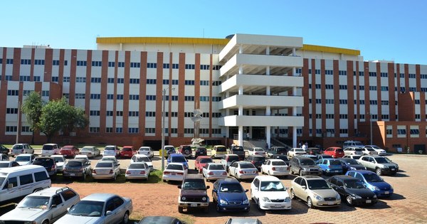La Nación / Hospital de Clínicas sigue a tope y con falta de insumos para personal de blanco