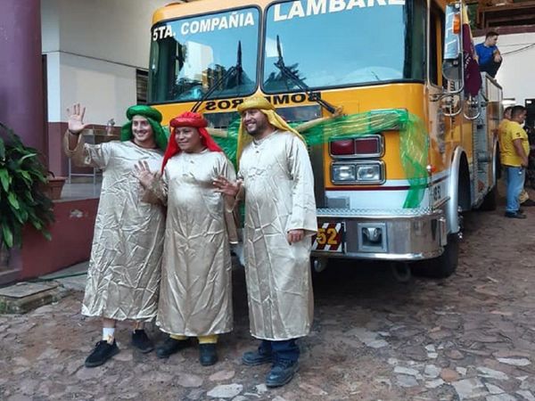 Bomberos se convierten en Reyes Magos para repartir juguetes