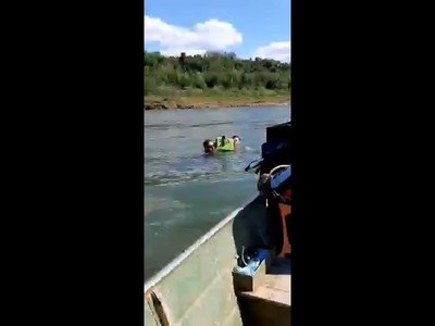 SE TUMBÓ SU CANOA EN MEDIO DEL RÍO Y LES SALVÓ SU CONSERVADORA