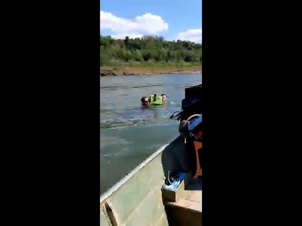 SE TUMBÓ SU CANOA EN MEDIO DEL RÍO Y LES SALVÓ SU CONSERVADORA