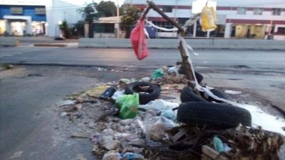 Municipalidad no arregla enorme bache sobre Ingavi