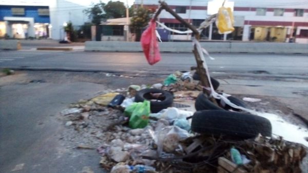 Municipalidad no arregla enorme bache sobre Ingavi