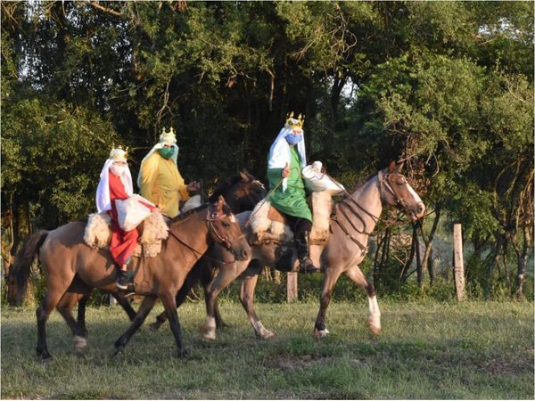 Los Reyes Magos repartieron regalos sobre caballos en Misiones