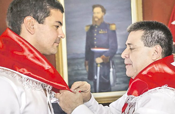 Santi Peña calificó de “pillos y peajeros” a colaboradores de Marito y fue blanco de críticas - Noticiero Paraguay