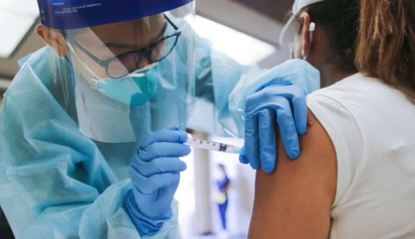 Médicos piden a Mazzoleni definir qué vacuna será utilizada en primera campaña