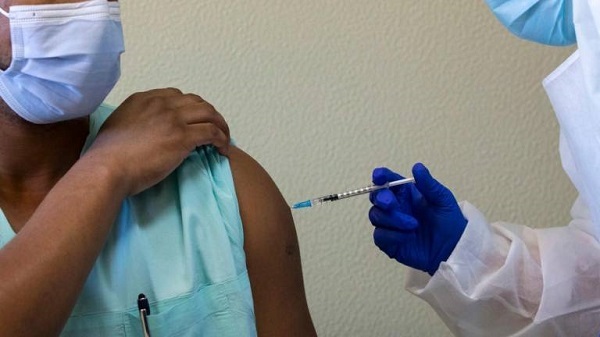 Enfermera muere luego de aplicarse la vacuna contra el coronavirus