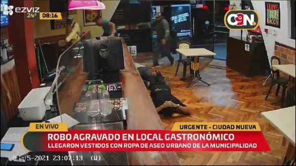 Robo agravado en local gastronómico: CCTV captó el violento momento - C9N