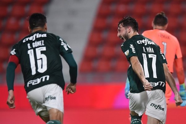 Palmeiras de Gustavo Gómez golea y casi noquea a River Plate de Robert Rojas