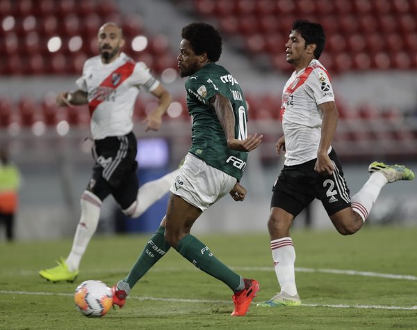 Negra noche de River: Errores de Armani y Rojas más la expulsión de Carrascal