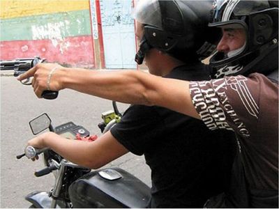 Motoasaltantes matan a un joven para robarle un celular
