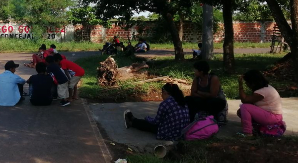 Indígenas se manifiestan frente a la vivienda de Edgar Olmedo - Noticiero Paraguay