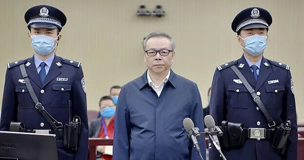 La Nación / Condenado a pena de muerte un exbanquero en China por corrupción y bigamia