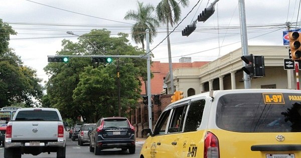 La Nación / Repararán 80% de los semáforos instalados en Asunción