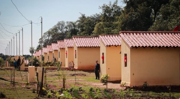 Nuevas familias acceden a viviendas en Itauguá donde se completa 270 casas terminadas