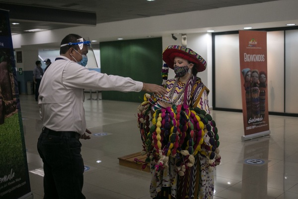 Viajeros sin pruebas de la covid-19 pueden embarcar vía aérea a Guatemala - MarketData