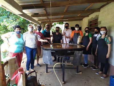 AMIGOS SOLIDARIOS PREPARON PAELLA PARA VECINOS DE ESCASOS RECURSOS DEL BARRIO JARDÍN
