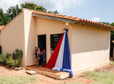 Gobierno entregó 58 viviendas a familias de Itauguá - El Trueno
