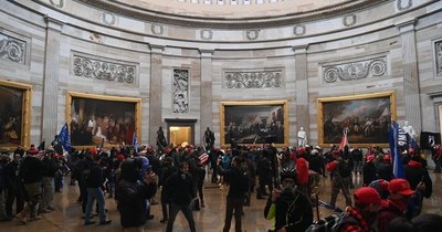 La Nación / Caos en EEUU: Partidarios de Trump asedian Congreso contra victoria de Biden