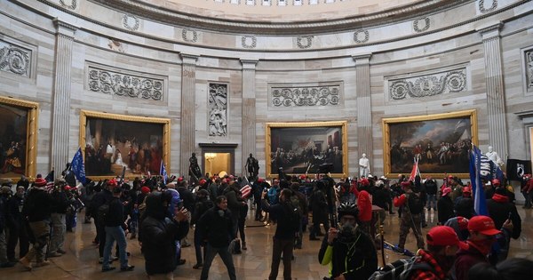 La Nación / Caos en EEUU: Partidarios de Trump asedian Congreso contra victoria de Biden
