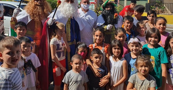 La Nación / Los “Reyes Magos” también llevan sus obsequios a los niños carenciados