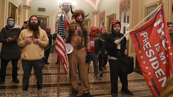 Seguidores de Trump irrumpen en el Capitolio y obligan a suspender la certificación de la victoria de Joe Biden - El Trueno