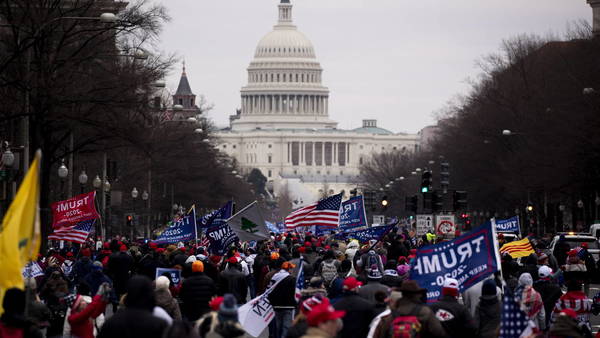 PARTIDARIOS DE TRUMP IRRUMPEN EN EL CAPITOLIO DE EE.UU.