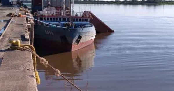 La Nación / Contenedor con agroquímicos cayó al río en el puerto de Villeta
