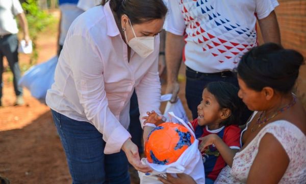 Niños de comunidades indígenas reciben pelotas en el Día de Reyes