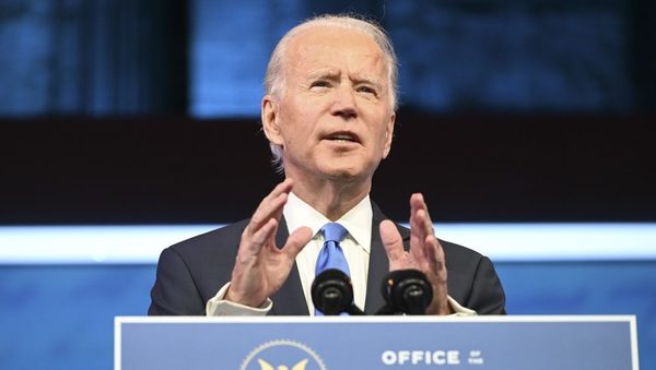 Biden dice que la democracia está bajo un ataque inédito
