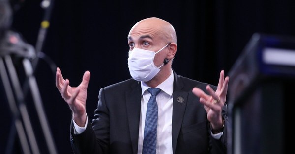 La Nación / “La vacuna no hará una diferencia esencial, habrá mascarillas para rato”, dice Mazzoleni