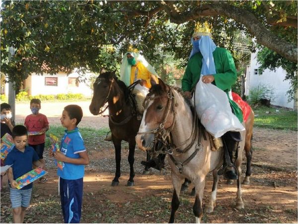 Reyes Magos entregan regalos a caballo en Misiones