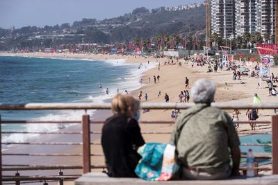 Chilenos desafían la covid-19 y abarrotan playas pese a avance de segunda ola - MarketData