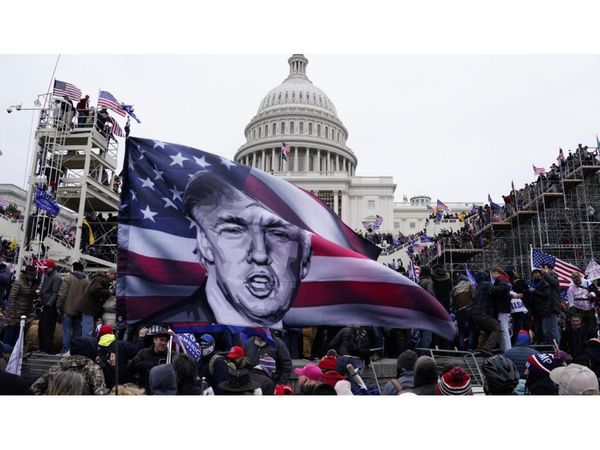 Turba asalta el Capitolio y Trump es acusado de intento de "golpe"