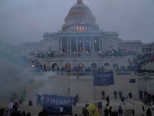 Cuatro muertos y 14 policías heridos durante el asalto al Capitolio de EEUU » Ñanduti