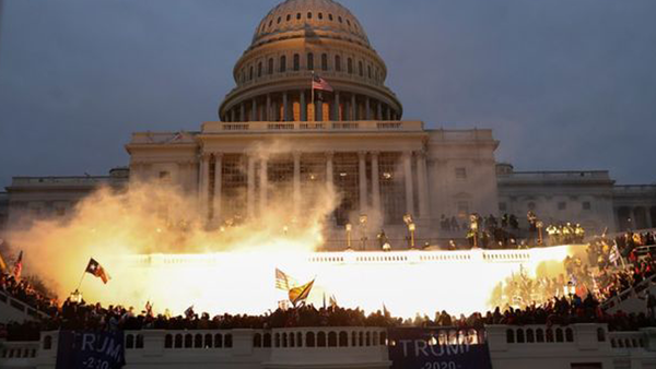 Incidentes en la sesión por Biden: disturbios en el Capitolio, toque de queda y cuatro fallecidos