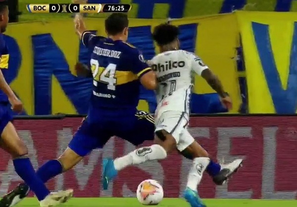 Árbitro paraguayo no vio penal en el área de Boca