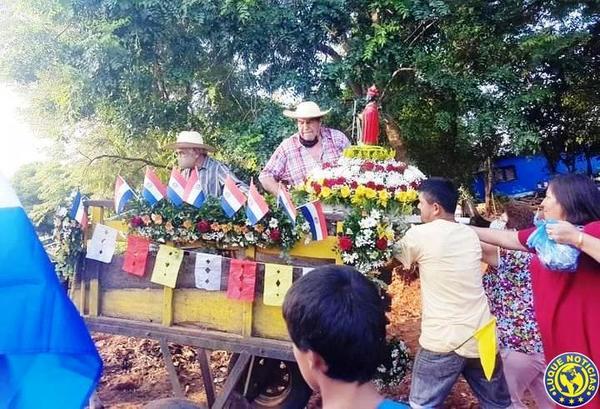 Mujer se recupera de una enfermedad y cumple promesa a Santo Rey •