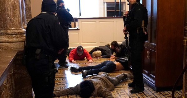 La Nación / Mujer que murió en el Capitolio fue baleada por la policía