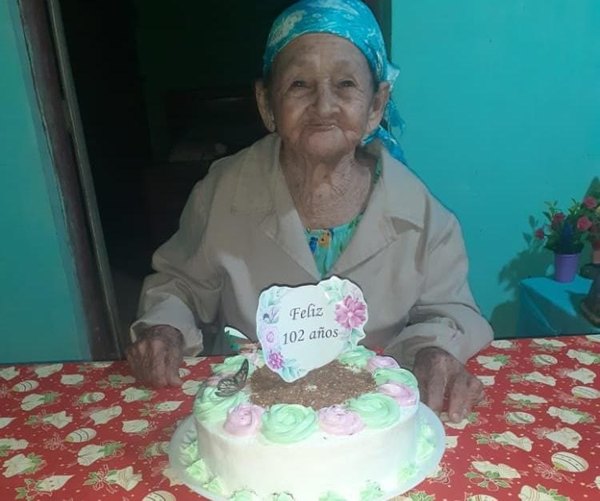 Crónica / (VIDEO) Al son de la polca, abuelita celebró sus 102 años