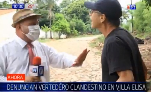 Negacionista de coronavirus ataca a periodista en vivo