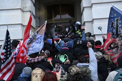 Mujer que murió en el Capitolio fue baleada por la policía - Mundo - ABC Color