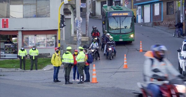 La Nación / Colombia endurece restricciones para más de la mitad de su población por pandemia