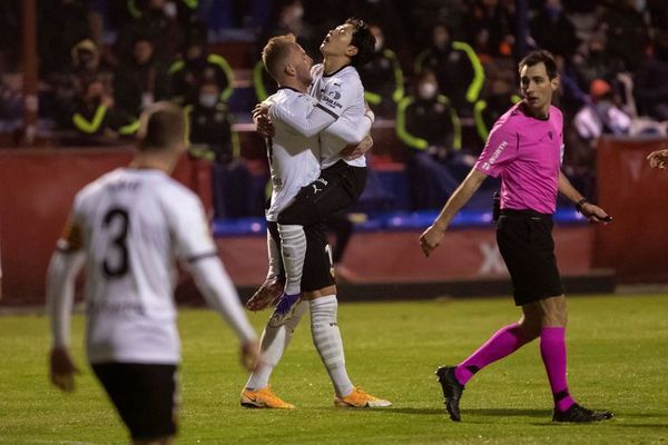 Valencia resuelve en un gran inicio - Fútbol - ABC Color