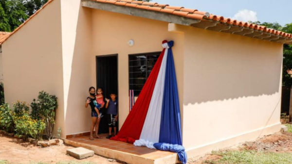Unas 58 familias de Itauguá acceden a nuevas viviendas