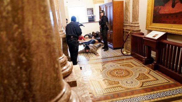 Fiscales presentan cargos contra 55 personas por asalto al Capitolio