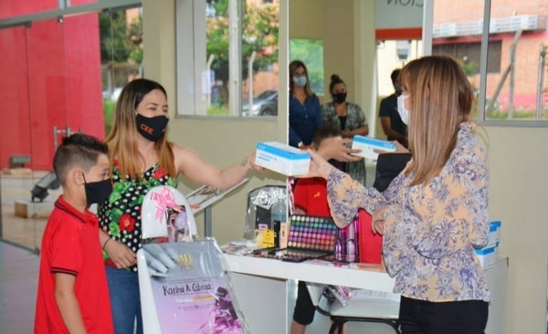 HOY / Joven madre que se hizo viral recibe ayuda para dedicarse a su profesión de maquilladora
