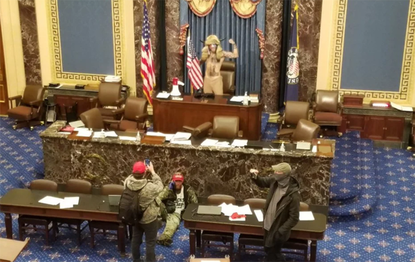 ¿Quién es el «Hombre de los cuernos» que estuvo entre los asaltantes del Capitolio? | OnLivePy