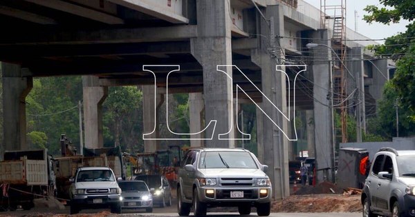 La Nación / Desde ayer desvían por la excavación