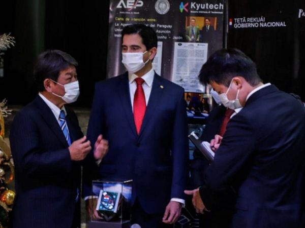 Presentan satélite paraguayo tras visita de ministro nipón